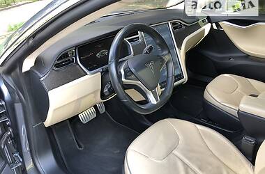 Седан Tesla Model S 2013 в Ровно