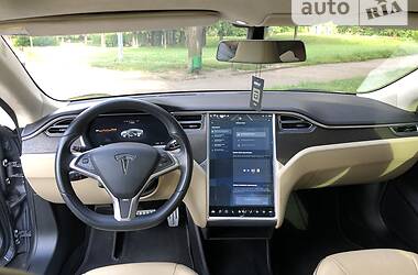 Седан Tesla Model S 2013 в Ровно