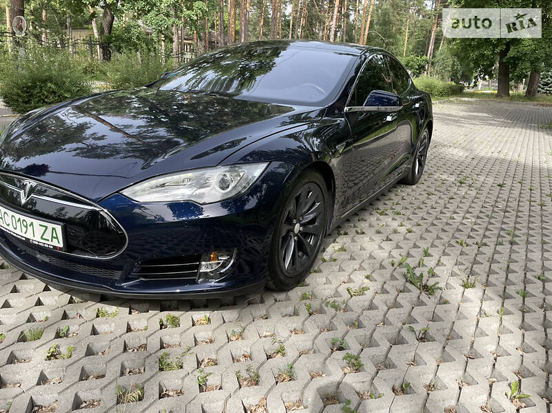 Хэтчбек Tesla Model S 2015 в Киеве