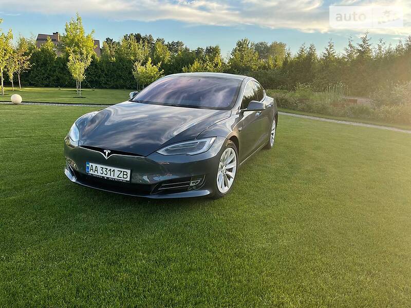 Седан Tesla Model S 2018 в Киеве