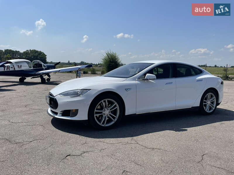 Лифтбек Tesla Model S 2015 в Черкассах
