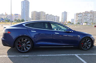 Хэтчбек Tesla Model S 2016 в Львове