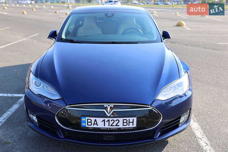 Хэтчбек Tesla Model S 2016 в Львове