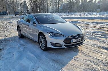 Лифтбек Tesla Model S 2015 в 