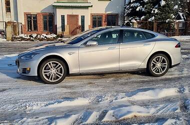 Лифтбек Tesla Model S 2015 в 