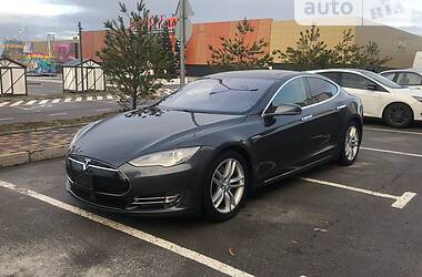 Седан Tesla Model S 2015 в Ровно