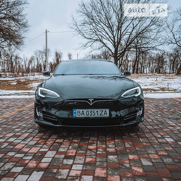 Седан Tesla Model S 2017 в Кропивницком