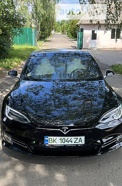 Седан Tesla Model S 2018 в Дубно