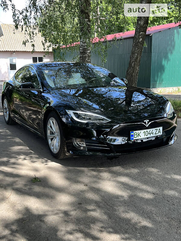 Седан Tesla Model S 2018 в Дубно