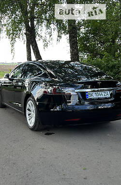 Седан Tesla Model S 2018 в Дубно