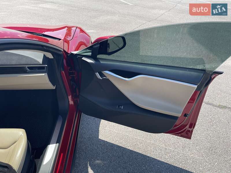 Лифтбек Tesla Model S 2014 в Черновцах