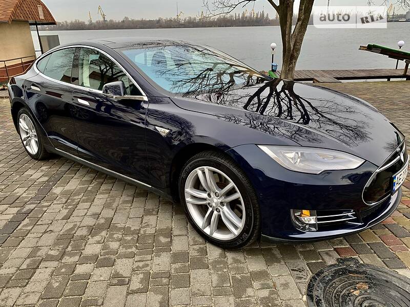 Хэтчбек Tesla Model S 2015 в Днепре