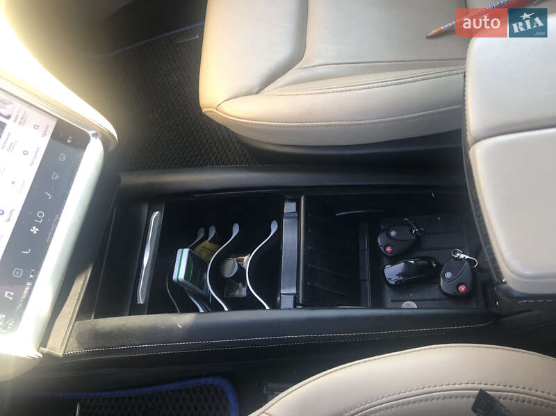 Лифтбек Tesla Model S 2016 в Киеве