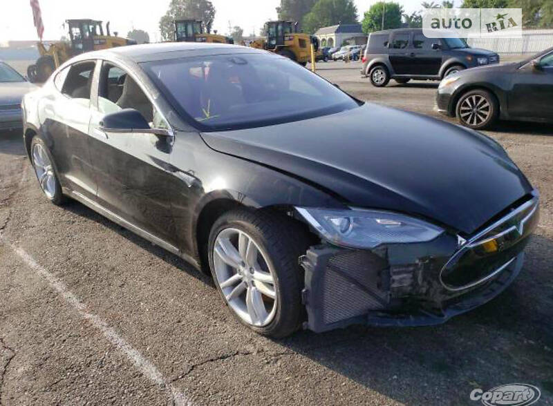 Седан Tesla Model S 2015 в Виннице