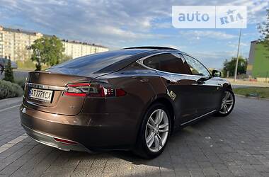 Седан Tesla Model S 2015 в Ивано-Франковске