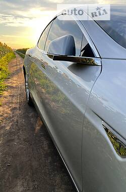 Хэтчбек Tesla Model S 2014 в 