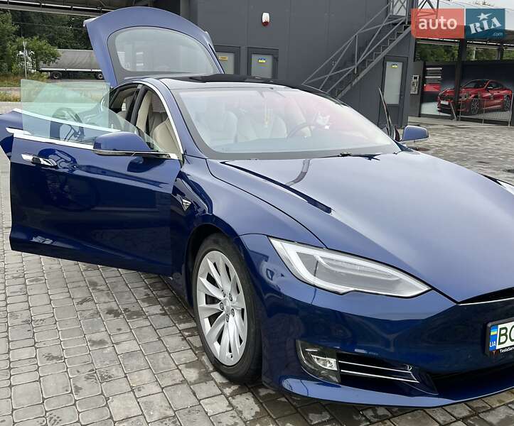 Лифтбек Tesla Model S 2018 в Львове