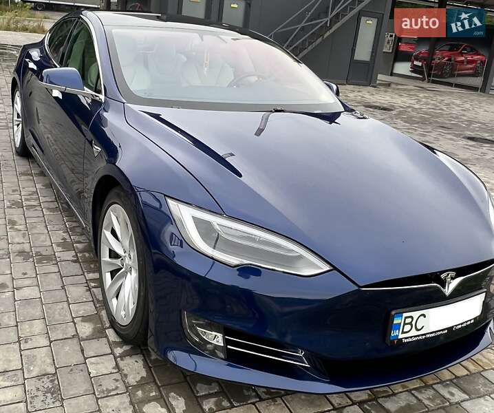Лифтбек Tesla Model S 2018 в Львове