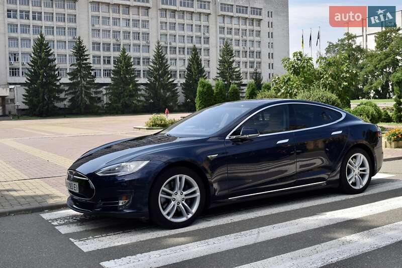 Лифтбек Tesla Model S 2015 в Киеве