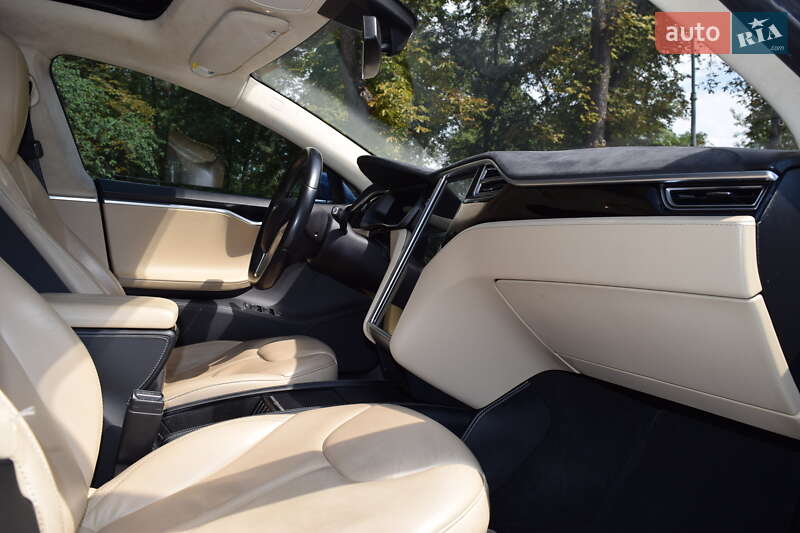 Лифтбек Tesla Model S 2015 в Киеве