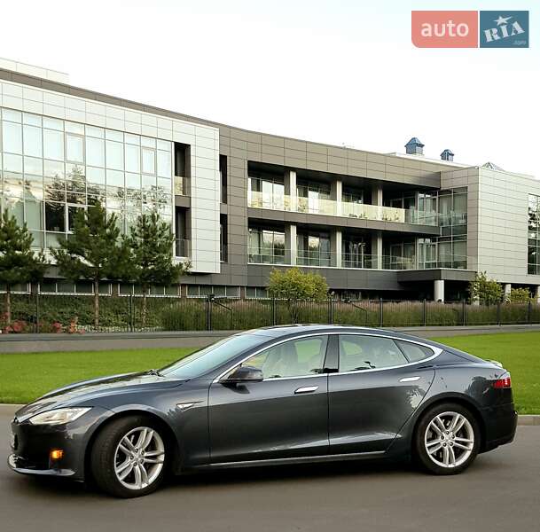 Ліфтбек Tesla Model S 2015 в Києві