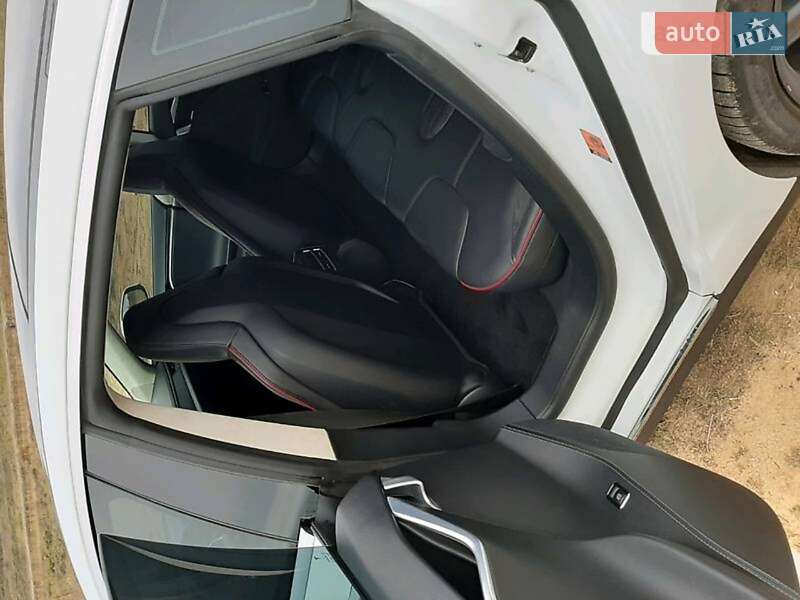 Седан Tesla Model S 2014 в Тячеве