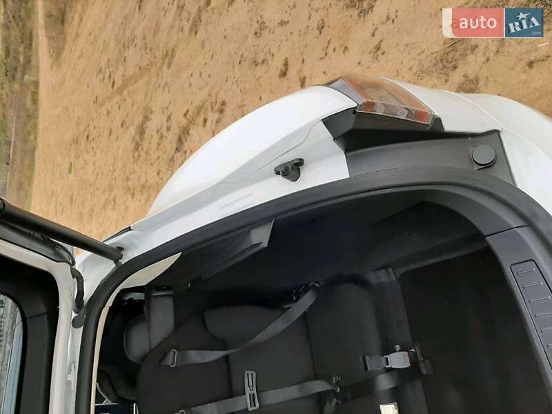 Седан Tesla Model S 2014 в Тячеве