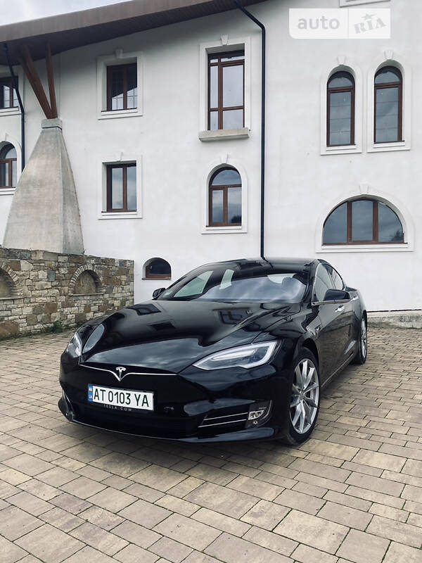 Лифтбек Tesla Model S 2017 в Калуше