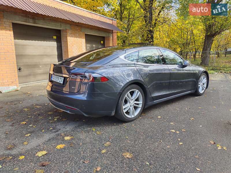 Лифтбек Tesla Model S 2015 в Черкассах