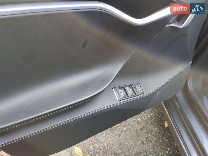 Лифтбек Tesla Model S 2015 в Черкассах