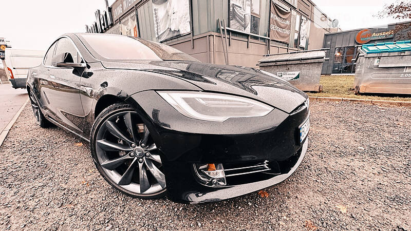 Лифтбек Tesla Model S 2017 в Коломые