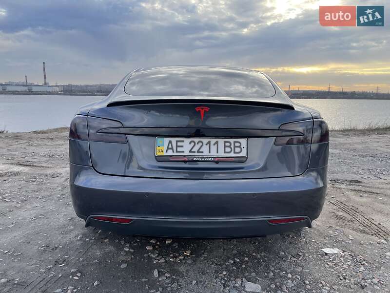 Ліфтбек Tesla Model S 2014 в Дніпрі