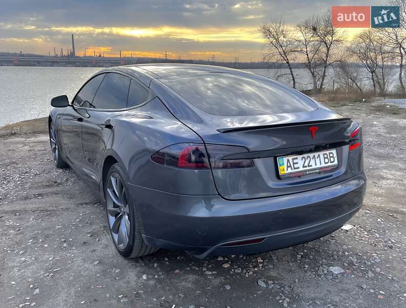 Ліфтбек Tesla Model S 2014 в Дніпрі