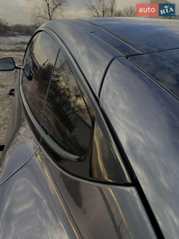 Ліфтбек Tesla Model S 2014 в Дніпрі