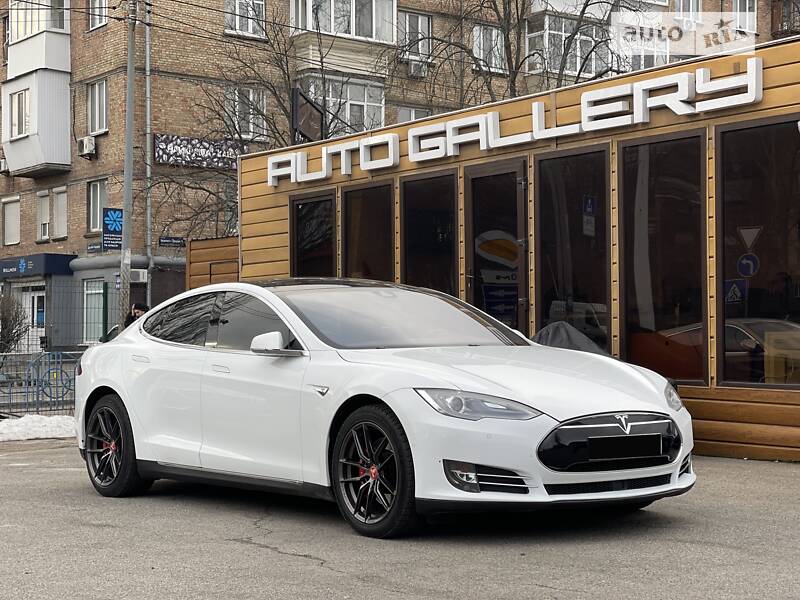 Седан Tesla Model S 2014 в 
