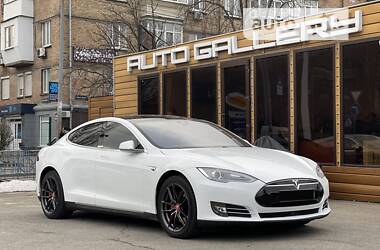 Седан Tesla Model S 2014 в 