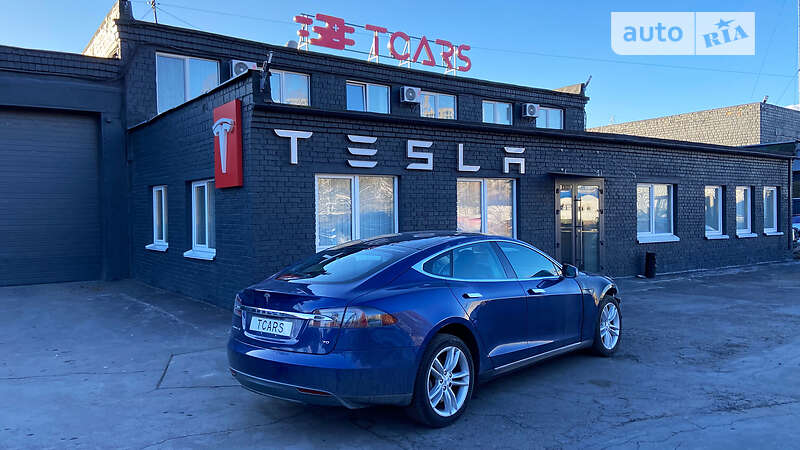 Лифтбек Tesla Model S 2015 в 