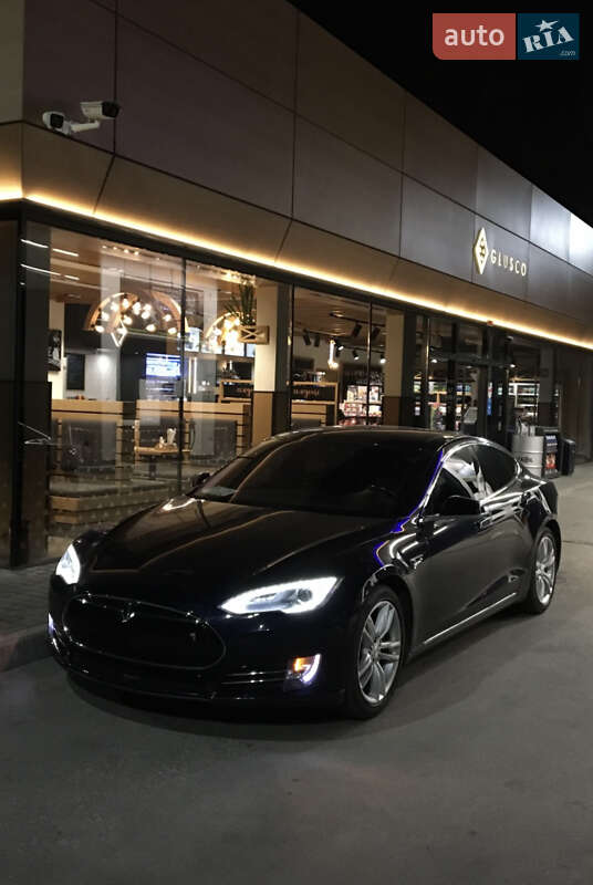 Ліфтбек Tesla Model S 2014 в Полтаві