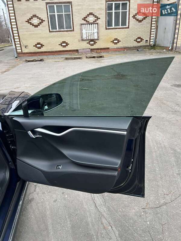 Седан Tesla Model S 2015 в Києві