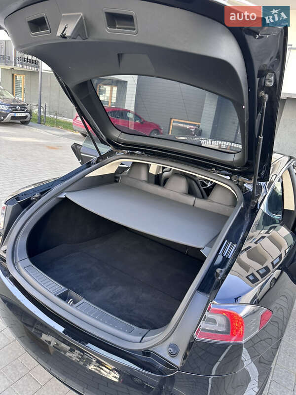 Седан Tesla Model S 2016 в Львові