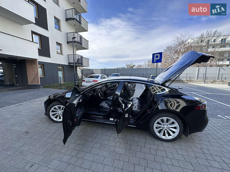 Седан Tesla Model S 2016 в Львові