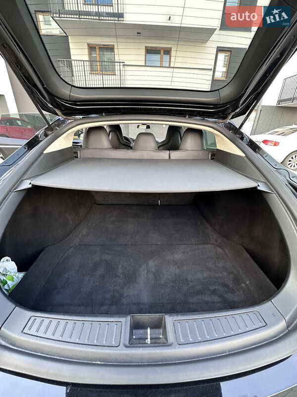 Седан Tesla Model S 2016 в Львові
