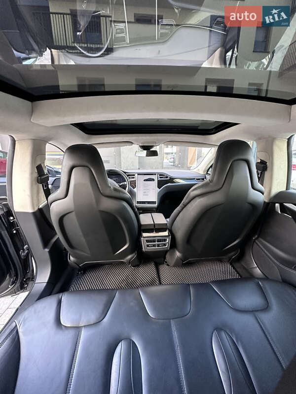 Седан Tesla Model S 2016 в Львові