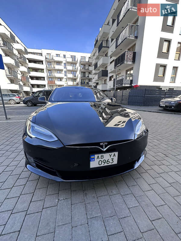 Седан Tesla Model S 2016 в Львові