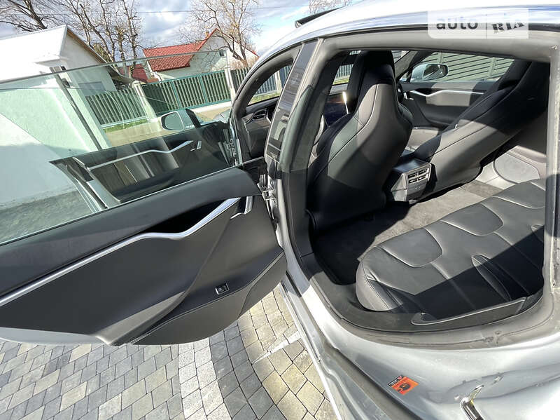 Лифтбек Tesla Model S 2017 в Львове
