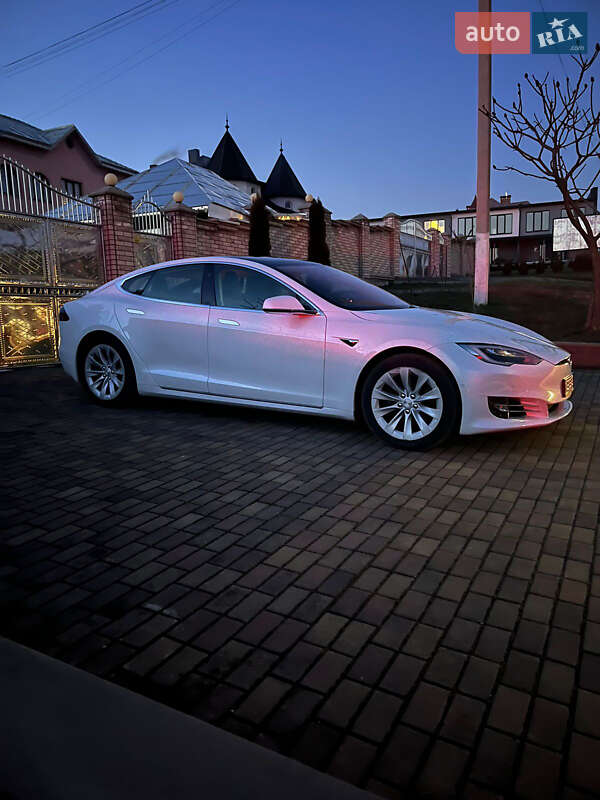 Хэтчбек Tesla Model S 2017 в Черновцах