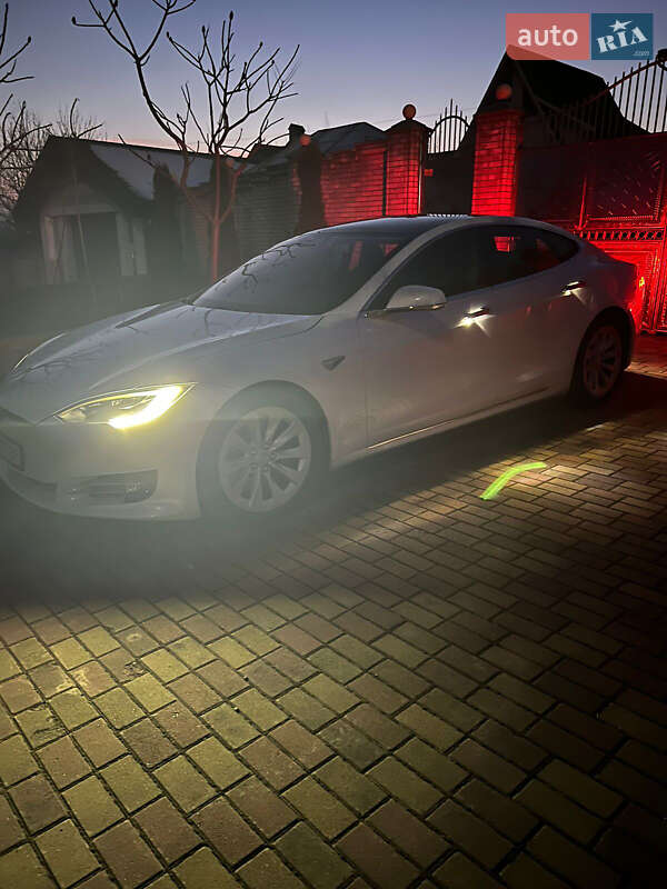 Хэтчбек Tesla Model S 2017 в Черновцах