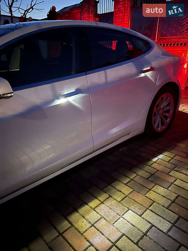 Хэтчбек Tesla Model S 2017 в Черновцах
