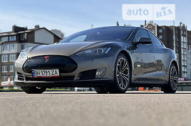 Лифтбек Tesla Model S 2015 в Киеве