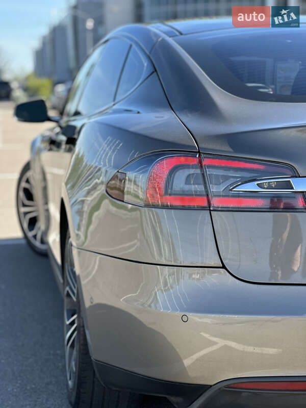 Ліфтбек Tesla Model S 2015 в Києві